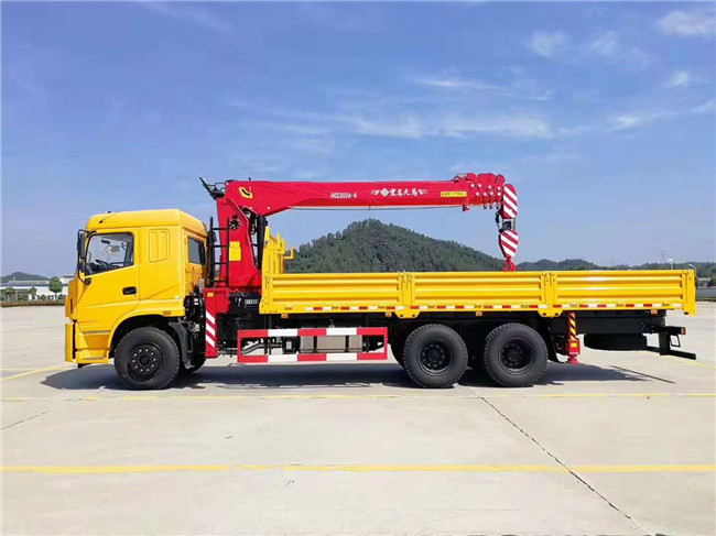 三環后八輪短軸距隨車吊,可選裝8噸、10噸、12噸吊機