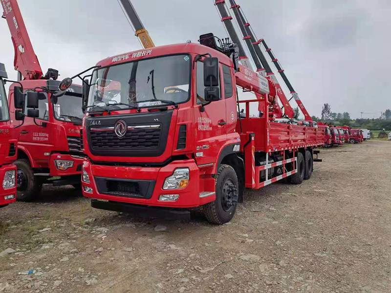 東風天龍后八輪隨車吊（10-12噸）